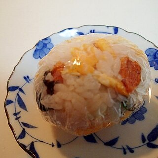炒り卵と小粒おかきと韓国海苔のおにぎり